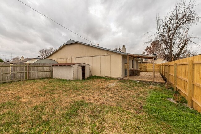 Building Photo - 2 Bed | 1.5 Bath East Tulsa with Spacious Back yard!
