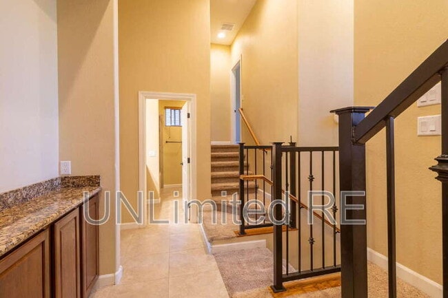 Building Photo - 425 E Woodland Dr