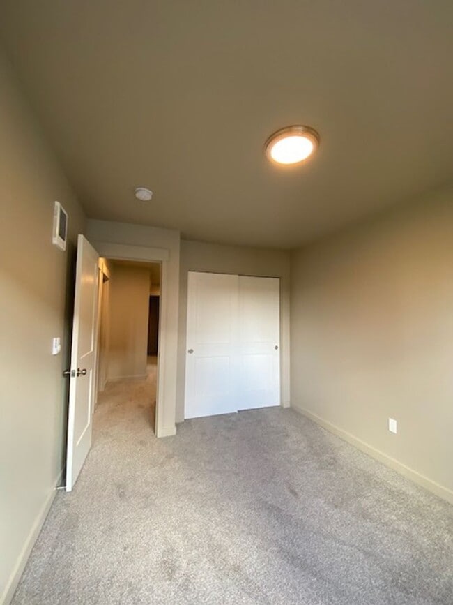 Building Photo - 3 Bedroom Duplex Close to Shopping and Schools!