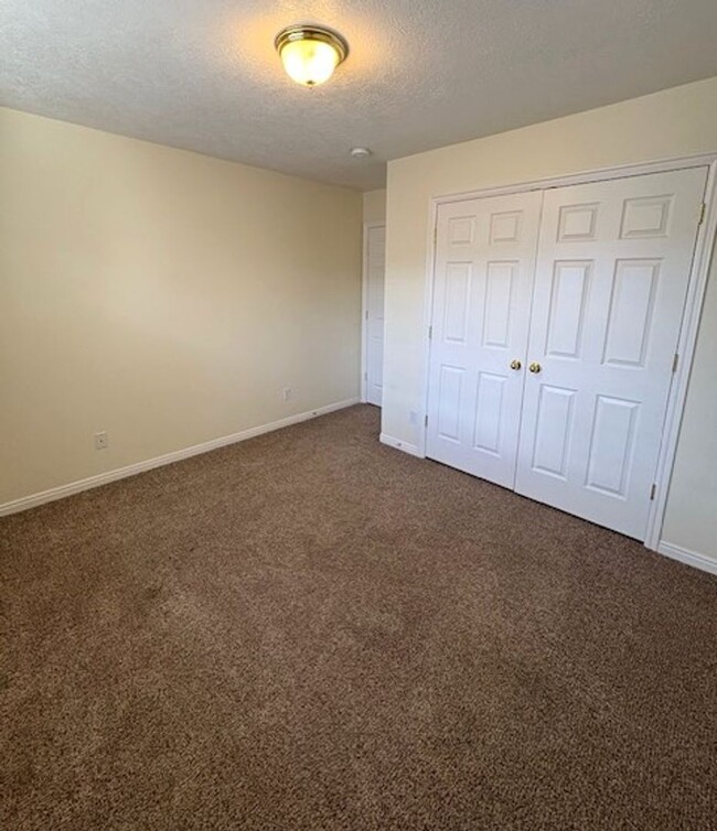 Building Photo - 3 Bedroom Townhome in South Jordan!