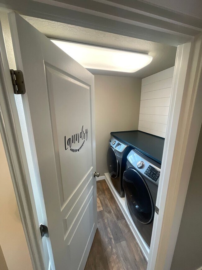 Building Photo - Beautiful 3 Bedroom on Large Corner Lot!