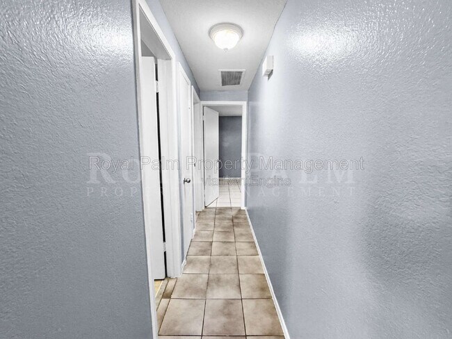 Building Photo - 6617 Warwick Cir
