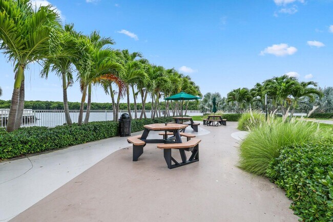 Building Photo - 400 Kings Point Dr