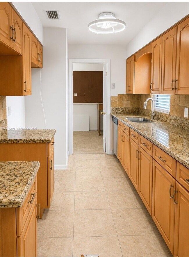 Building Photo - 539 Sabal Palm Dr