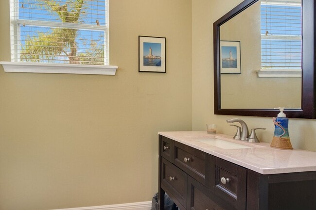 Building Photo - 28 W Esther St