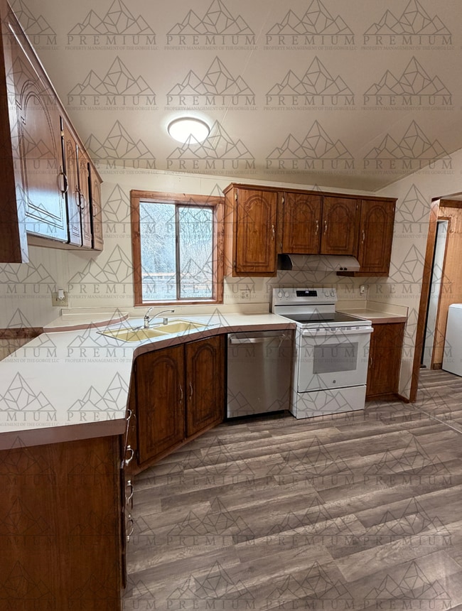 Building Photo - 3 Bedroom 2 Bathroom