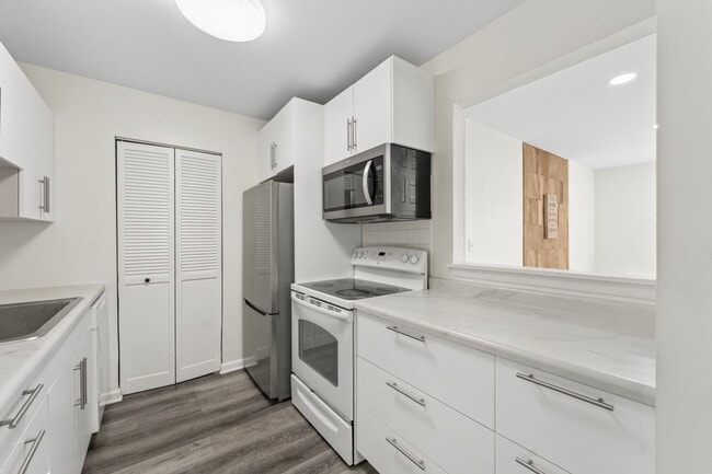 Building Photo - Lakeside Villas