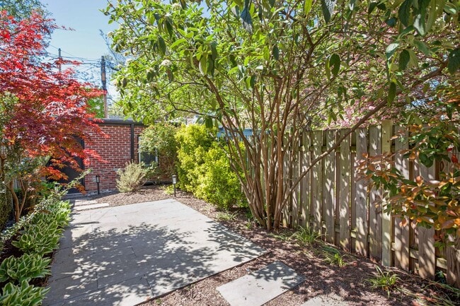 Building Photo - Available Now! // 3 Bedroom 2.5 Bathroom T...