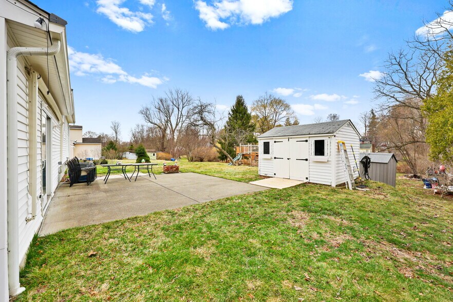 Building Photo - 2881 Meadowcrest Dr