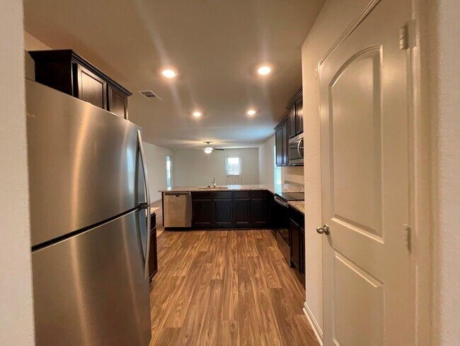 Building Photo - 305 Cres Park Dr