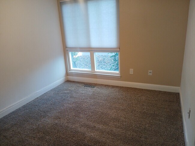 Building Photo - 775 Kingston Dr