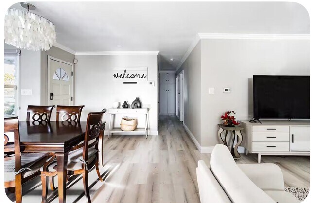 Building Photo - Furnished Home in HB