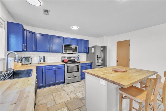 Building Photo - Stylish Yelm Home with A/C, Butcher Block Counters & Fully Fenced Yard!