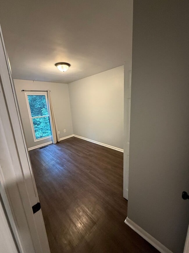 Building Photo - Charming 3BR Townhome in Greensboro