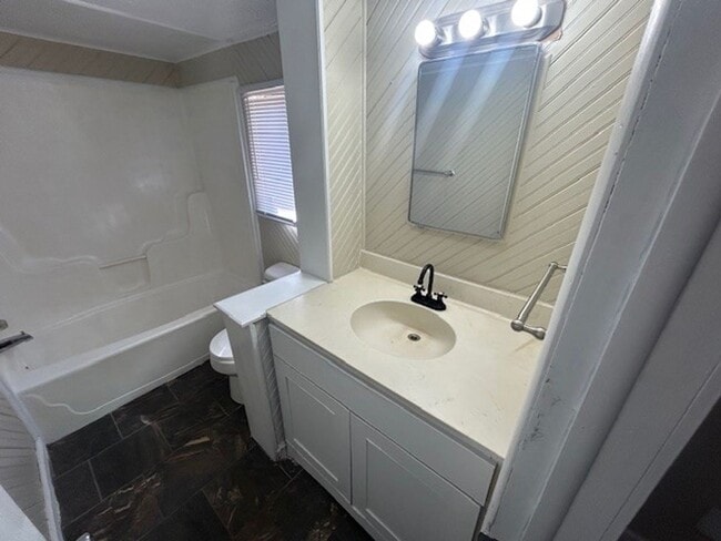 Building Photo - 634 S Fountain St