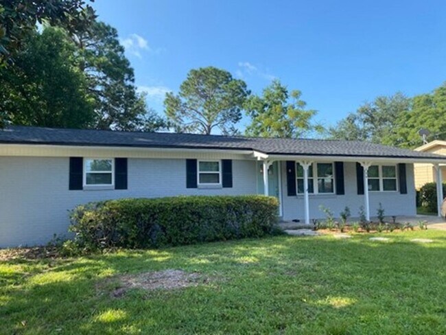 Building Photo - UNFURNISHED, UPDATED 3B/1.5B Home in the Heart of Ft. Walton Beach