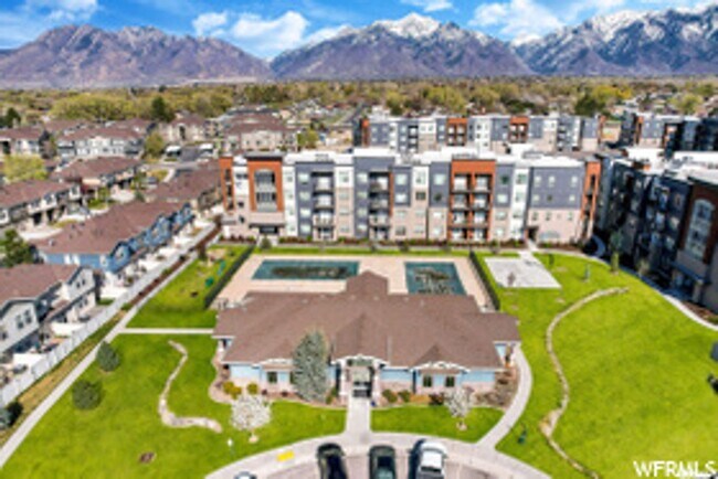 Building Photo - Great 3 Bed 2 Bath Sandy Condo!!