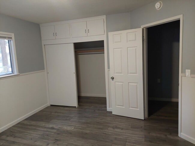 Building Photo - *LONG TERM RENTAL* 2 Car Garage