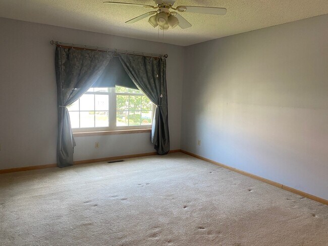 Building Photo - 7697 Coneflower Curv S