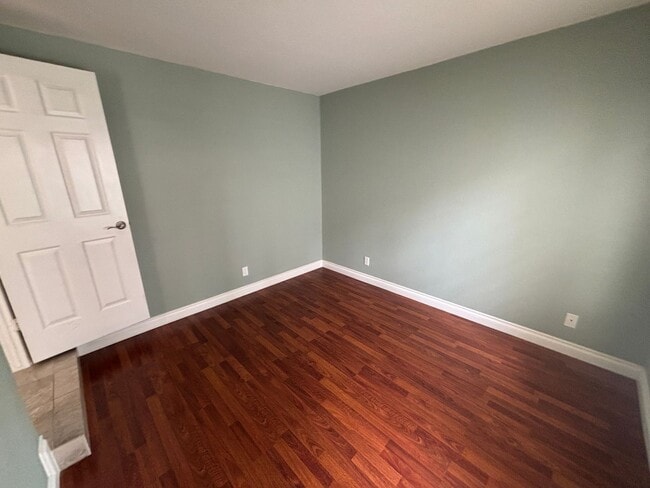 Building Photo - Beautiful 3 bed 2.5 bath townhouse in Spanish Trails!