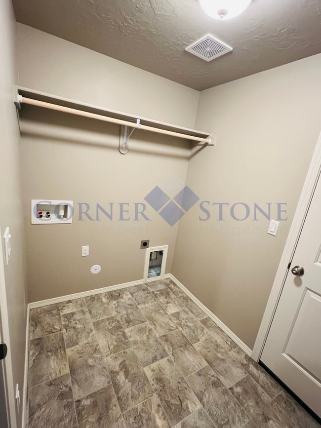 Building Photo - Great Home on Corner Lot!
