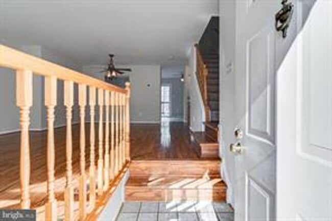 Building Photo - 3 Bedroom 3.5 Bath 3 Level Townhome in Germantown
