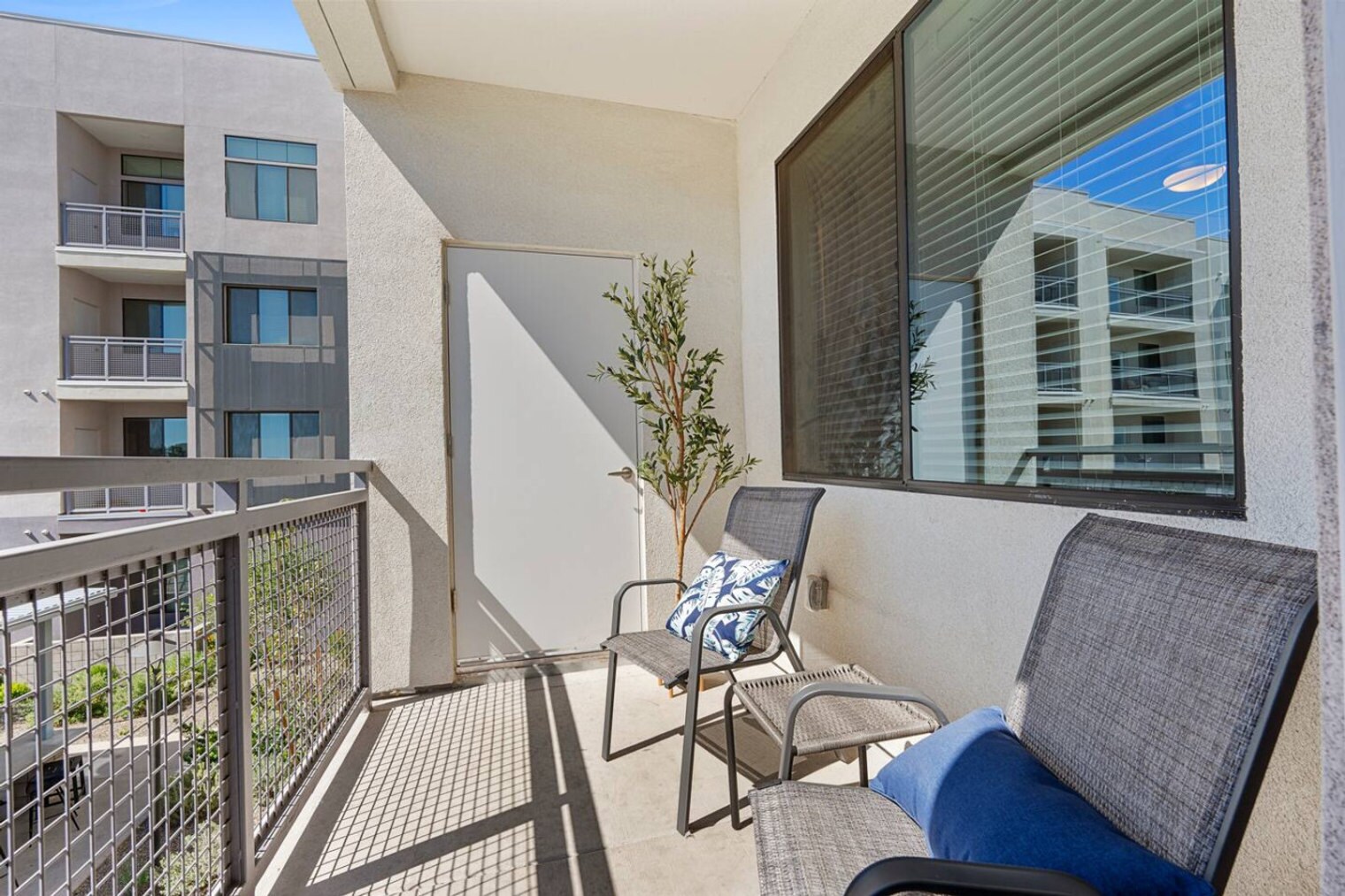 Building Photo - 711 W Broadway Rd