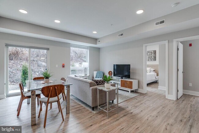 Building Photo - 1952 Bryn Mawr Ave