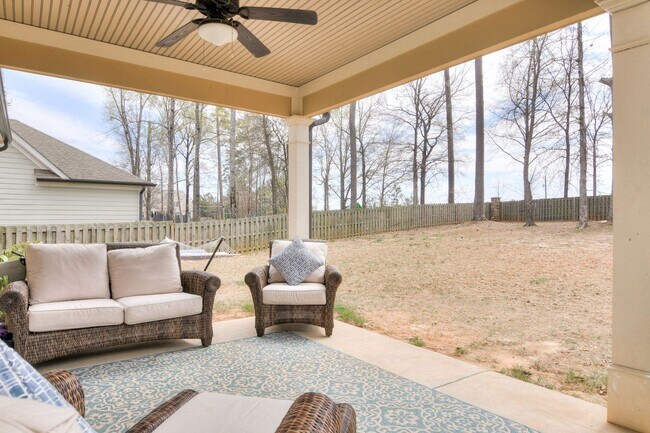 Building Photo - Gorgeous 5-Bedroom 3.5 Bath Home