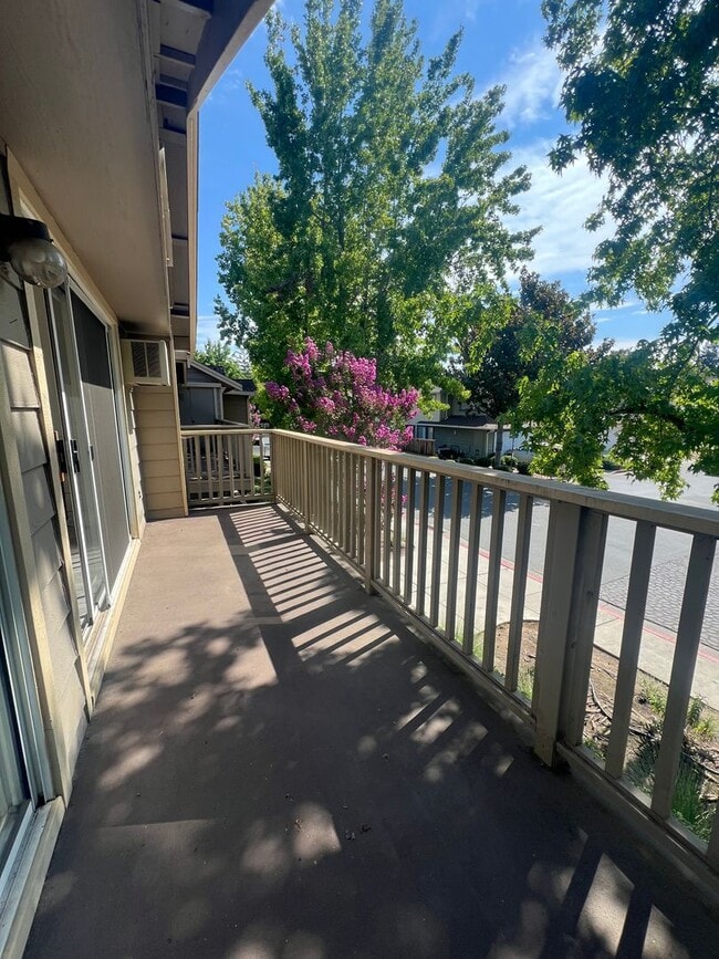 Building Photo - Extremely Well Maintained Upstairs 1/1 Condo Near Light Rail Now Available!