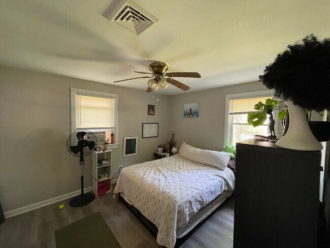 Building Photo - 2403 5th Ave