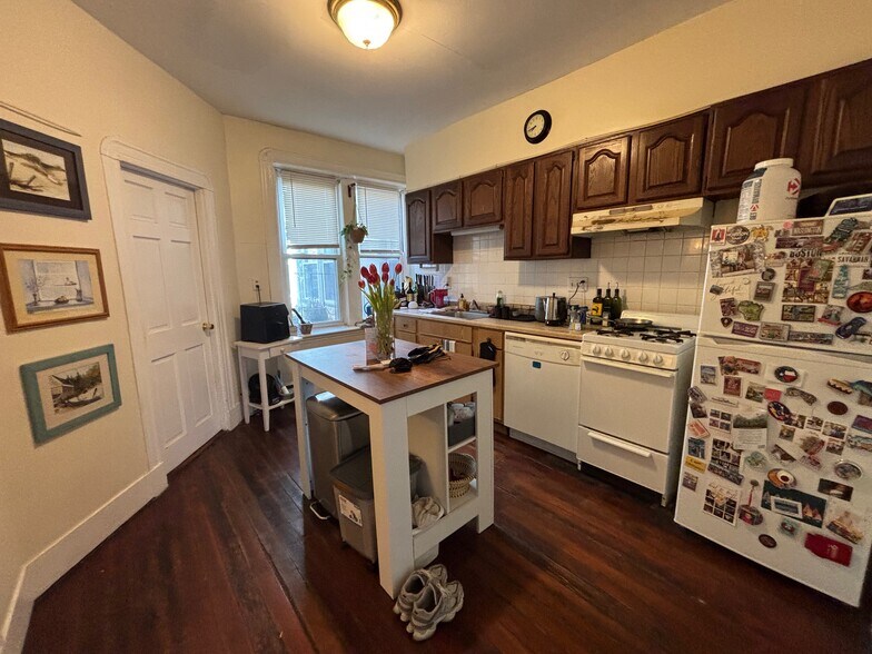 Building Photo - 8 Grove St