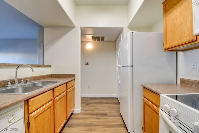 Building Photo - 7255 W Sunset Rd