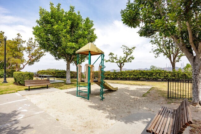 Building Photo - Charming Ground-Level Condo in California ...