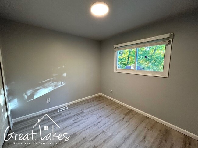 Building Photo - Beautiful 2 Bedroom 1 Bathroom now availab...