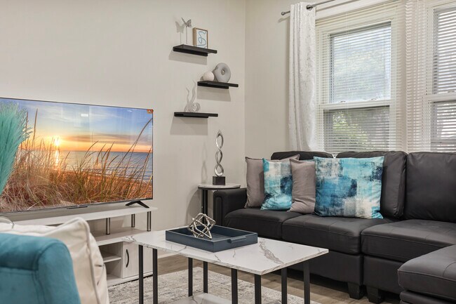 Building Photo - 366 N Hemlock Ave