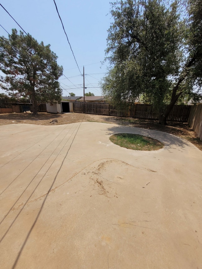 Building Photo - 4 bed 1.5 bath move in ready