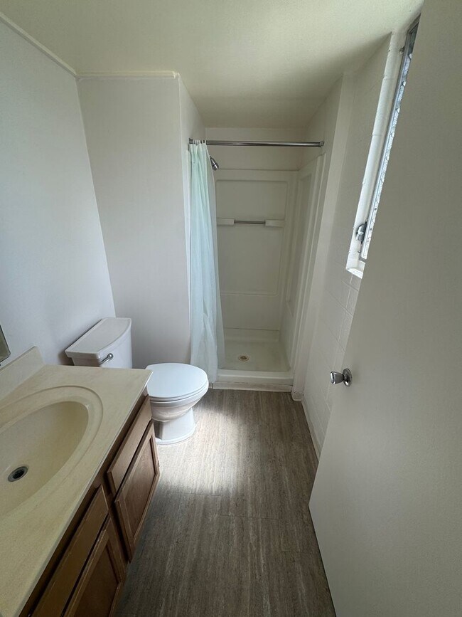 Building Photo - Large 2/2 Waikiki Condo with Parking, Lanai, A/C & W/D in unit!