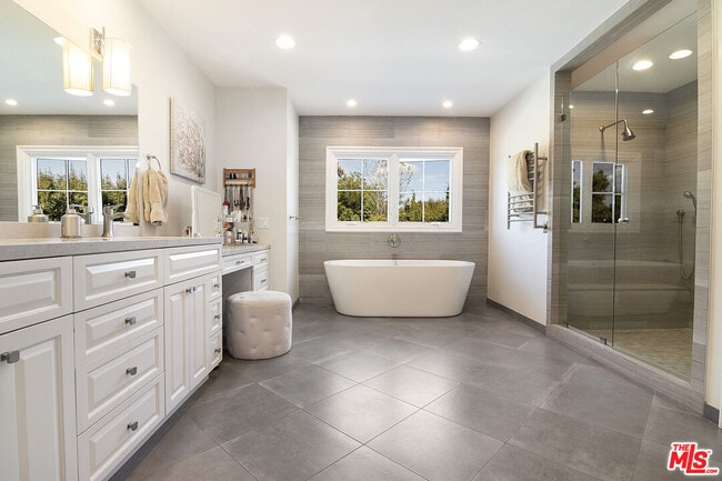 Building Photo - 9145 Sawyer St