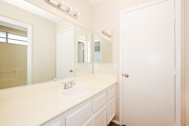 Building Photo - 1575 Bent Arrow Dr