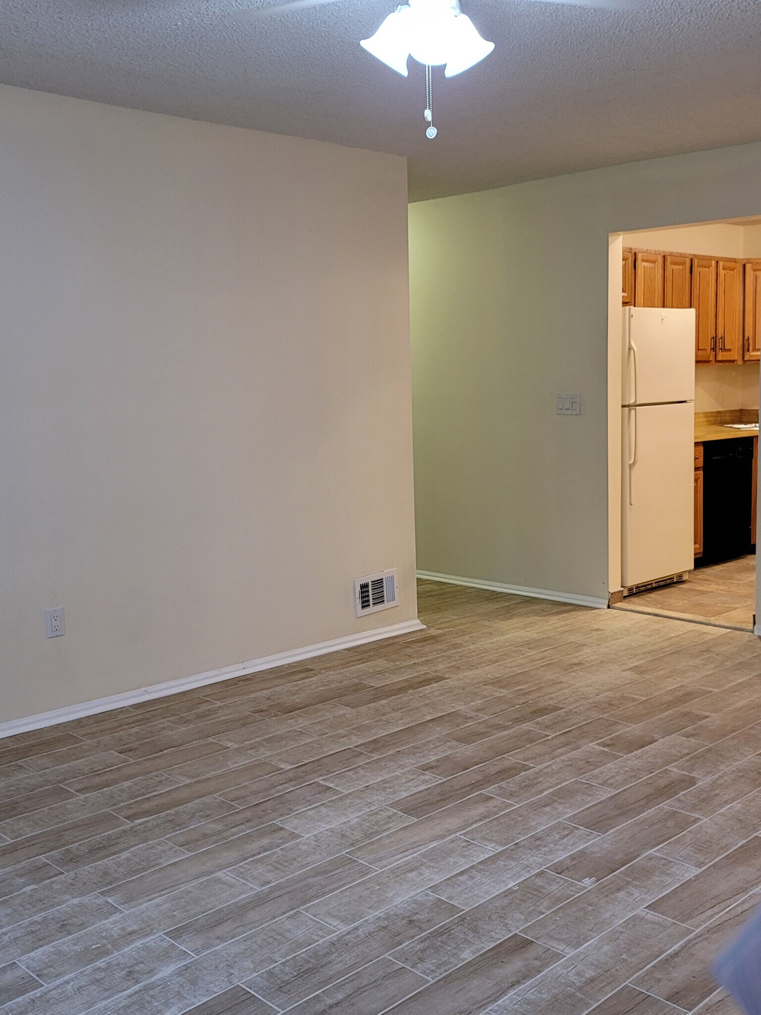 Building Photo - 433 Danbury Ln