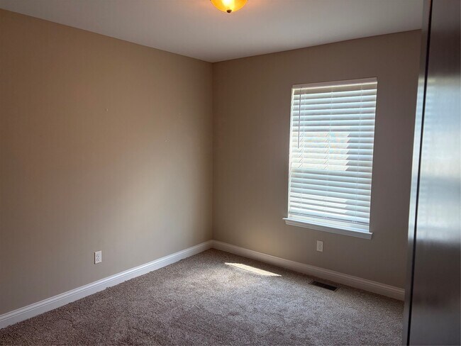 Building Photo - 627 Gandalf Ln