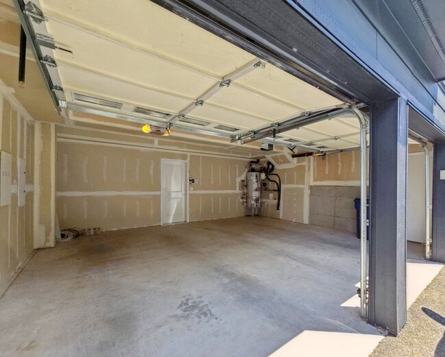Building Photo - Spacious 3BR/3.5BA Townhome in Desirable E...