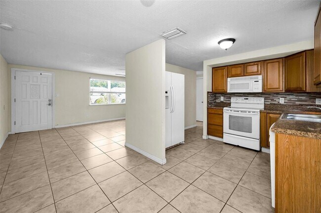 Building Photo - 7402 Country Club Dr
