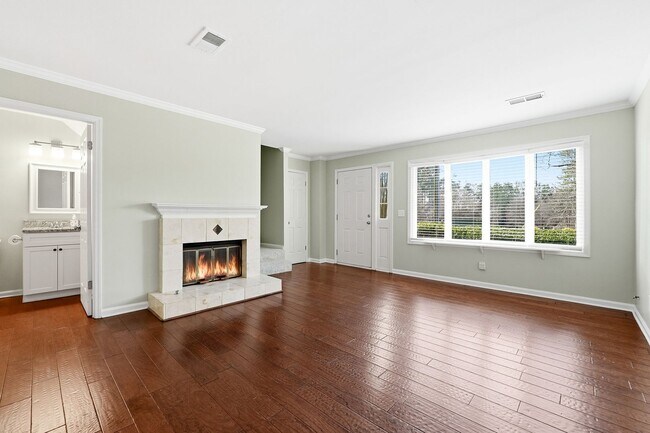 Building Photo - Renovated end-unit townhome in the Heart of Roswell