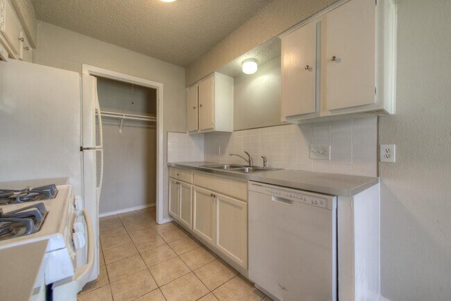 Building Photo - 2412 Burleson Ct