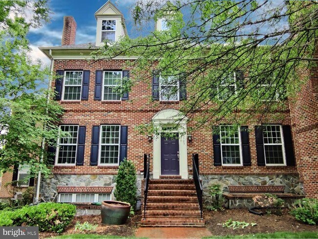 Building Photo - 3903 Chain Bridge Rd
