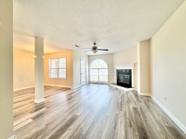 Building Photo - Immaculate 2 BR condo convenient to loop and I-40