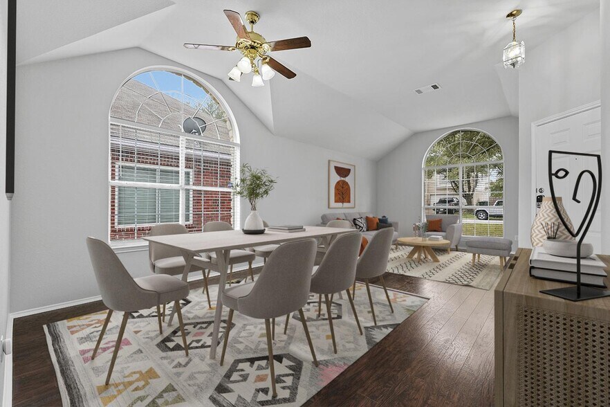 Building Photo - Spacious & comfy Willow Run home by Mills Pond