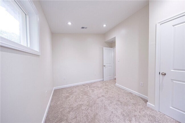 Building Photo - 1165 Kings Ln